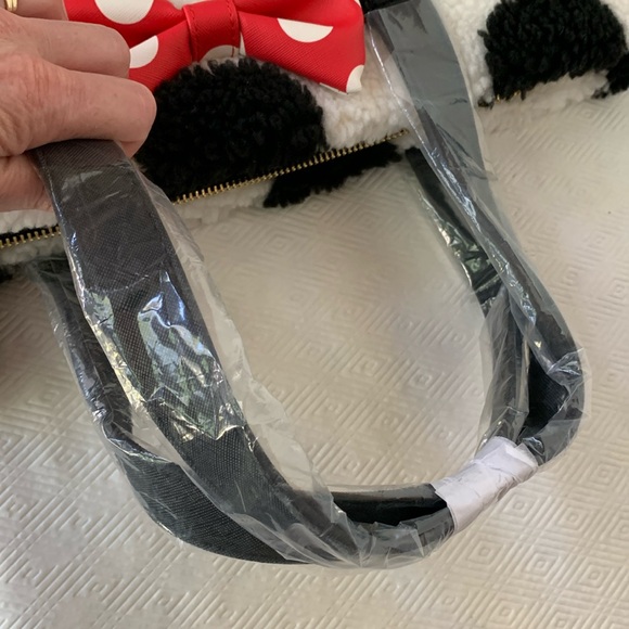 Loungefly x Disney Minnie Rocks the Dots Sherpa Bag - Picture 9 of 16